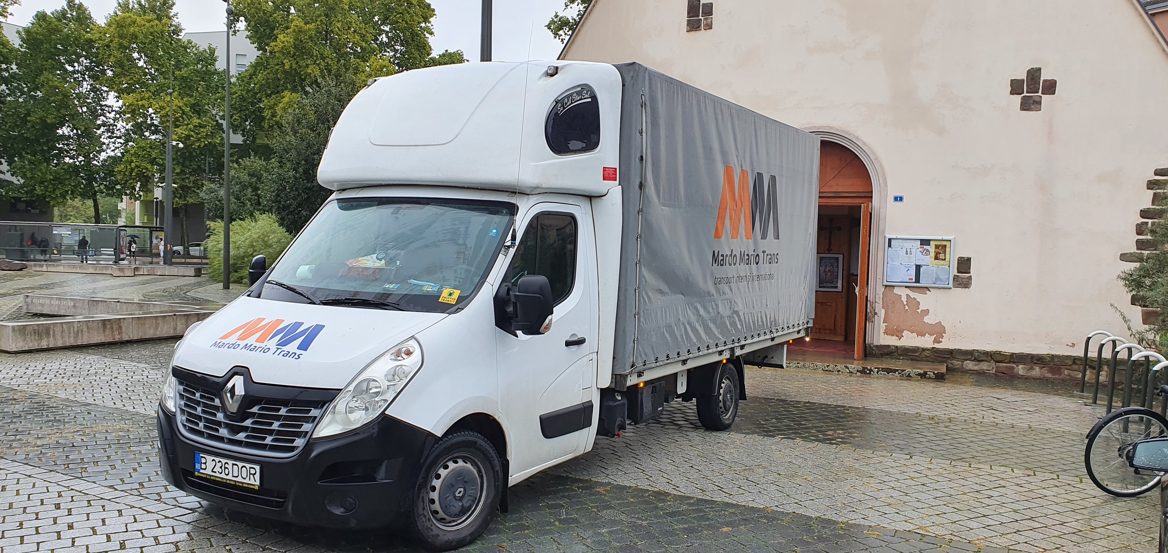 La camionnette qui va transporter les livres à Cluj-Napoca