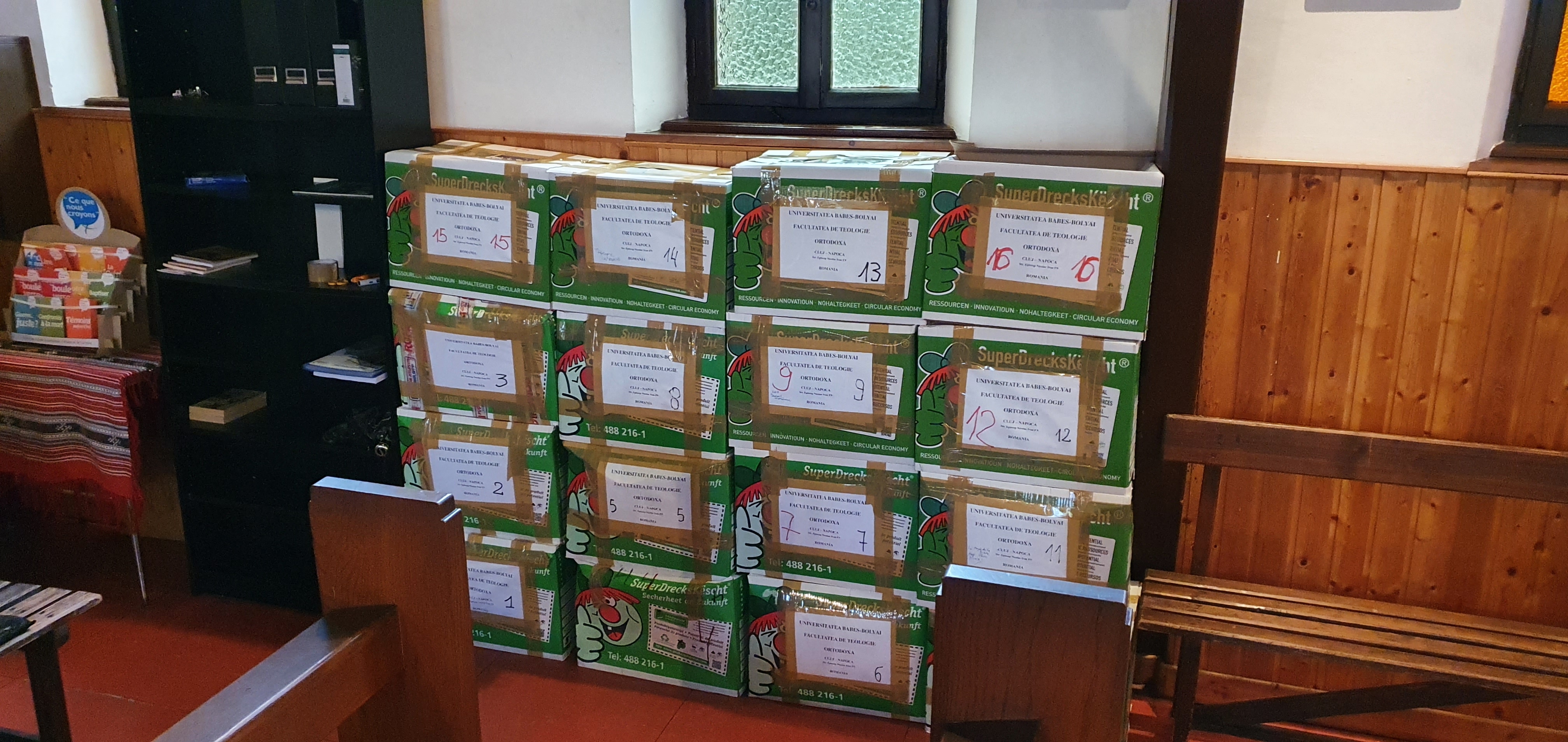 Les cartons contenant les livres offerts aux étudiants 16 cartons de livres pour les étudiants en théologie