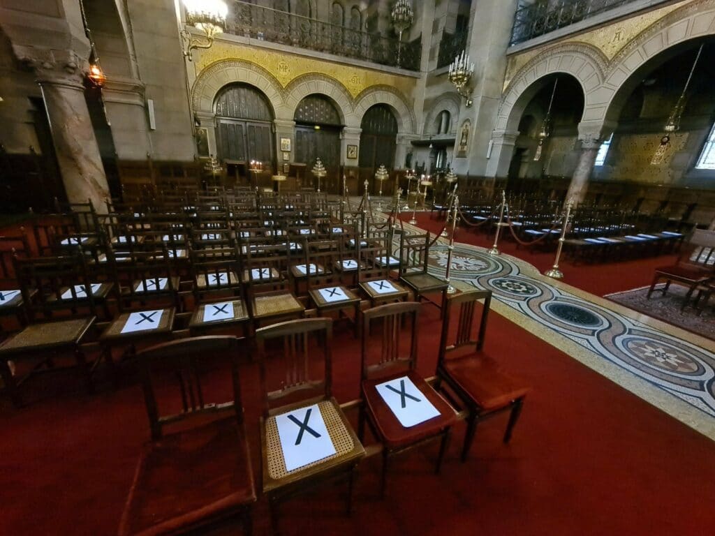 Église vide durant litugie marquage des sièges afin de conserver la distance suffisante